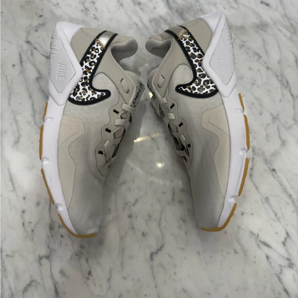 EXCELLENT Nike Legend Essential 2 Cream Sneakers with Leopard Print Size 9 - Picture 6 of 11